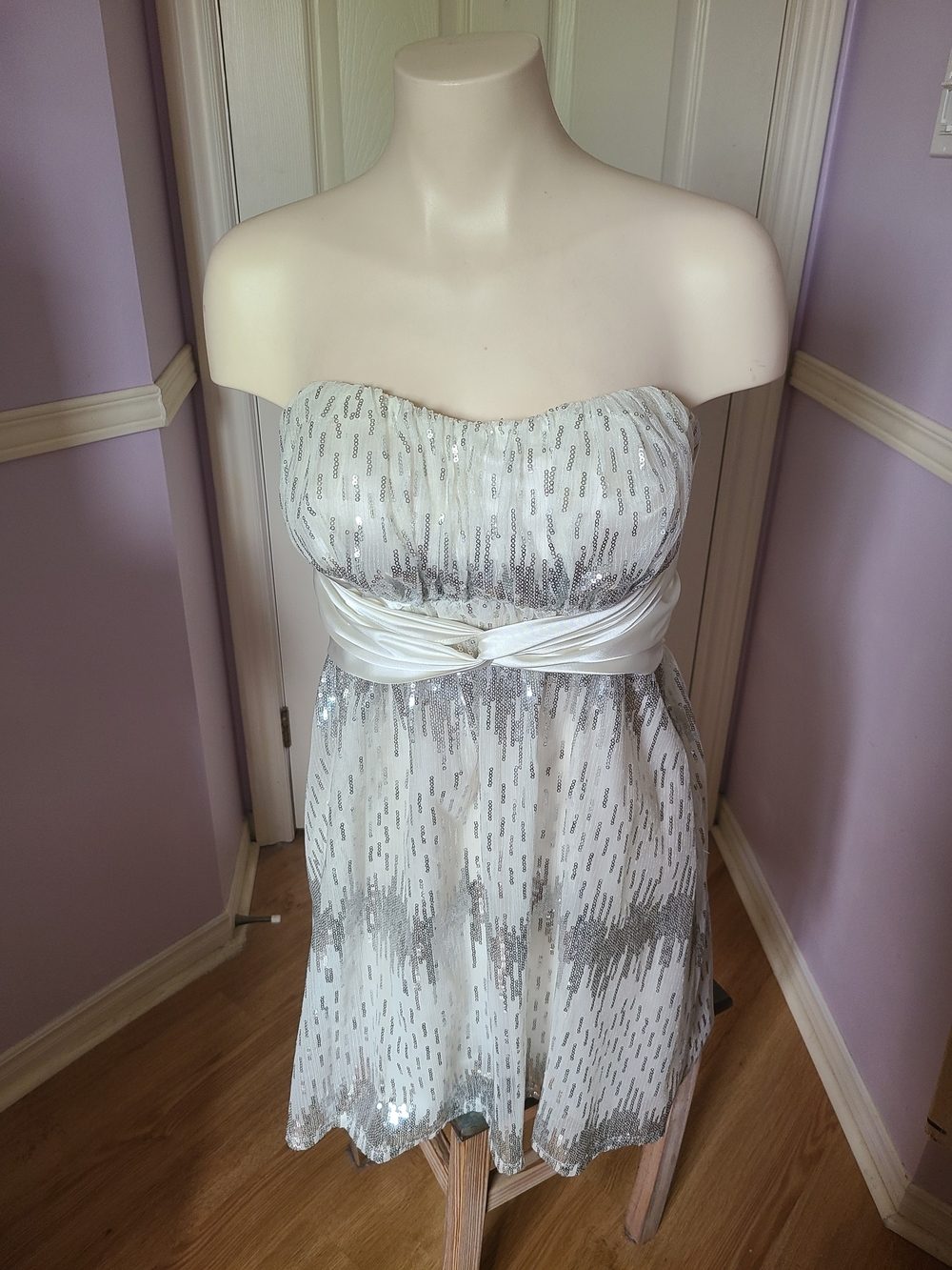 Elegant White Strapless Sequin Party Dress with Satin Waist